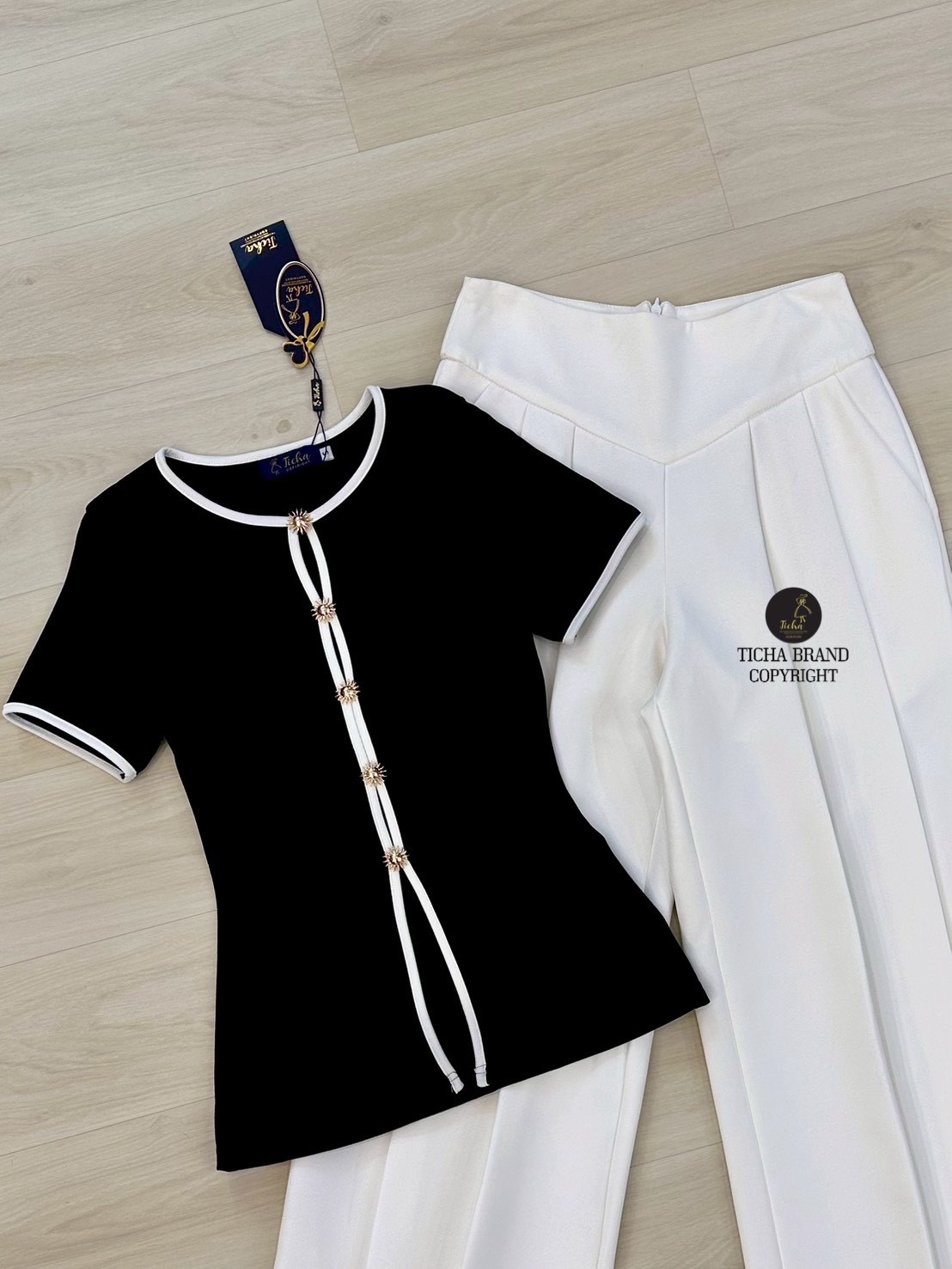 ชุดเซทแฟชั่น เสื้อยืด+กางเกงขายาว เสื้อแขนสั้นสีดำคอกลมแต่งกุ้นขอบคอ