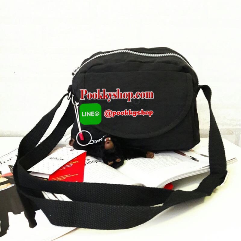 พร้อมส่ง KIPLING mini handbag k15313 กระเป๋าสะพายสุดน่ารัก ด้วยทรงกระเป๋าที่แสนจะน่ารัก มีความโค้งมน ขนาดกำลังดี ใช้งานง่ายๆในทุกวันของคุณ มีช่องด้านหน้าเปิดปิดง่ายด้วยตีนตุ้กแก และช่องอเนกประสงค์ปิดมิดด้วยซิป พร้อมพวงกุญแจน้องลิงอันเป็นเอกลักษณ์ของแบรนด์