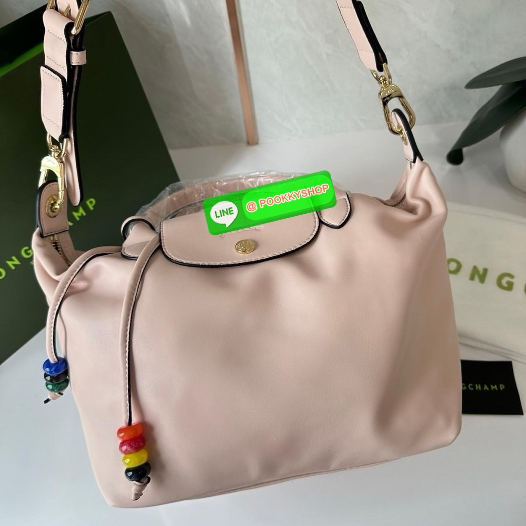 LONGCHAMP Le Pliage Xtra L Leather Handbag 🔖กระเป๋าสะพายคอสบอดี้ รุ่นใหม่โด่ดเด่นลูกเล่นของลูกปัดห้อยสีสันสดใส ทำให้กระเป๋าดูมีลูกเล่นมากขึ้น 🔖วัสดุ : หนังวัวทั้งใบนิ่มน่าสัมผัส 🔖เปิด-ปิดแบบกระดุมแป็ก มีซิปปิดปากกระเป๋าอีกชั้น ป้อง