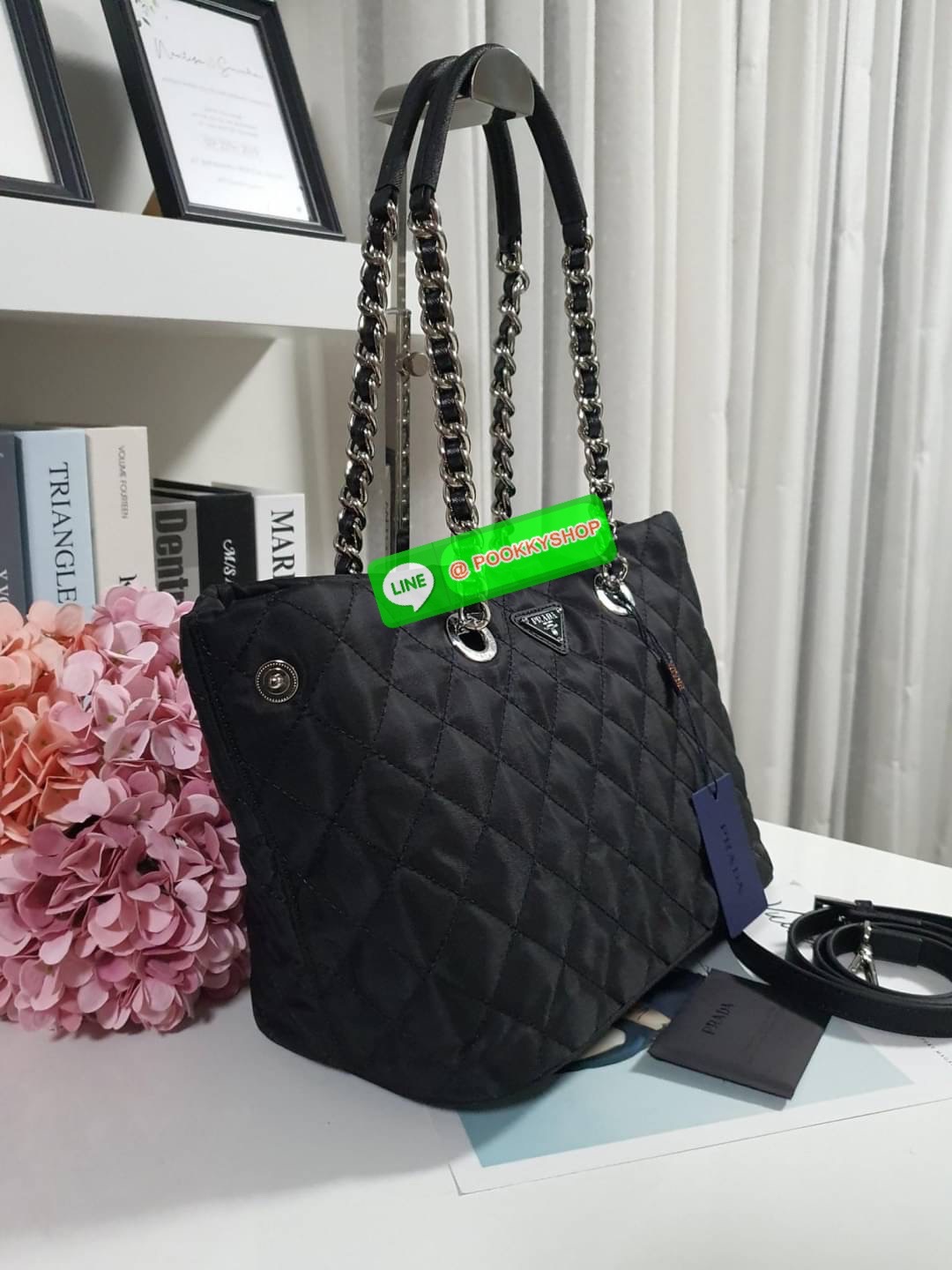 พร้อมส่งค่า New Arrival มาใหม่จากแบรนด์ Prada วัสดุทำจากผ้า Nylon ตามแบบฉบับของแบรนด์ รอบนี้มากับ ทรงHand bag มาพร้อมสายสะพายยาวCrossbody ปรับปากกระเป๋าได้สองแบบ ด้วยกระดุมข้าง คุ้มมากคะ เปิดปิดด้วยกระดุม ภายในบุผ้าลายแบรนด์ มีช่องซิปใส่ของแยก2ช่อง จุของไ