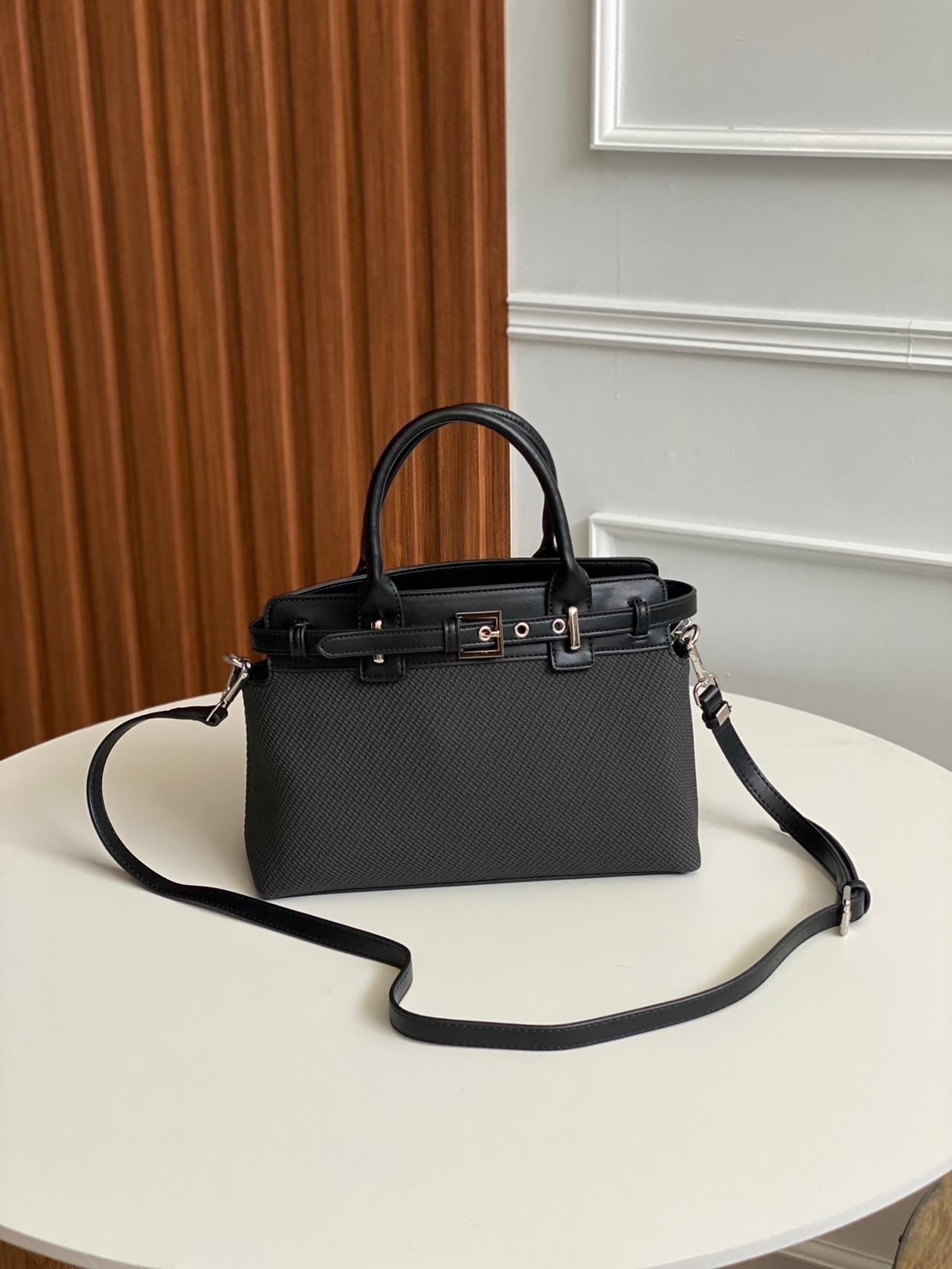 Danielle - Pu premium กระเป๋าหนังพียู งานตัดเย็บเนี้ยบมาก ทรงสวย คุณภาพดี น้ำหนักเบา จุของเยอะ สายสะพายยาว 1 เส้น ใส่ ipad ได้