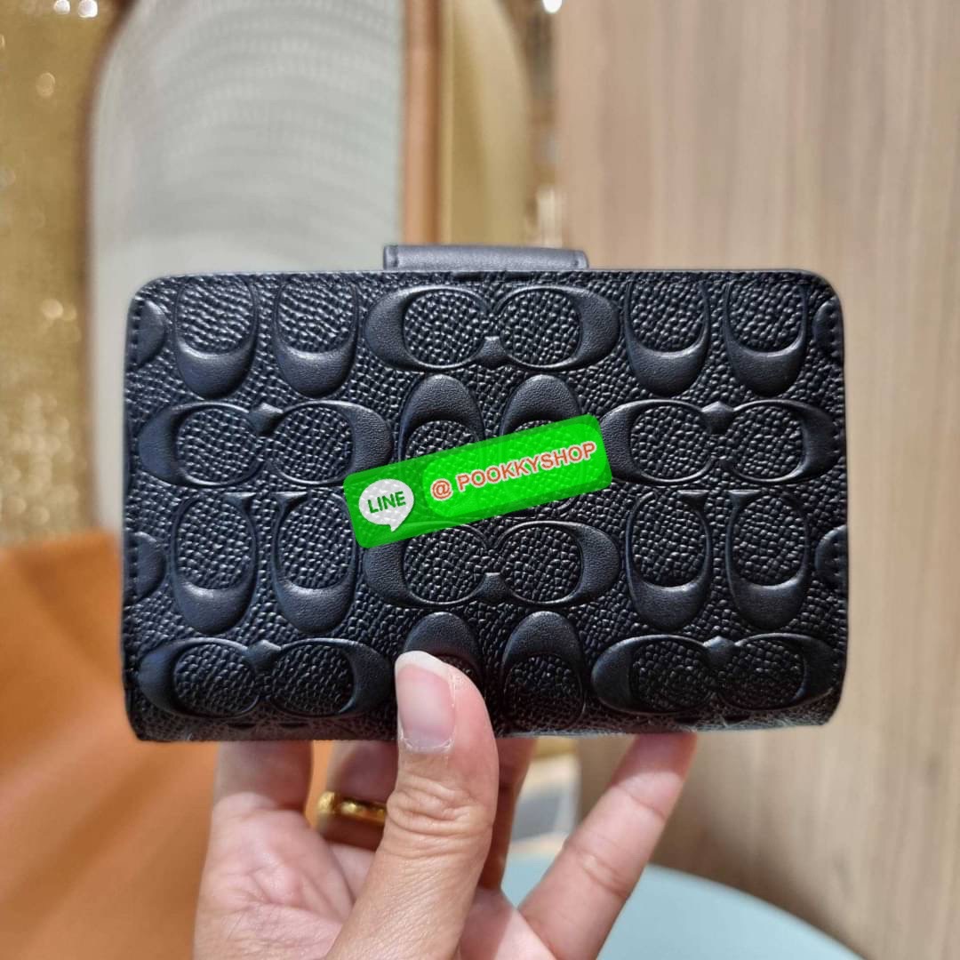 COACH C5896 MEDIUM CORNER ZIP WALLET IN SIGNATURE LEATHER คอลเลคชั่นใหม่งานหรู งานดูแพง จัดให้เลย!! กระเป๋าสตางค์ใบกลาง ดีไซน์ใหม่ สุดหรู แค่เห็นก็ต้องเลิฟ ถือใช้ขับผิวทุกสี วัสดุหนังแท้ปั๊มลายนูนสวยคม ภายในมีช่องใส่บัตร ใส่ธนบัตรได้ครบ และมีช่องซิปแยก ใบ