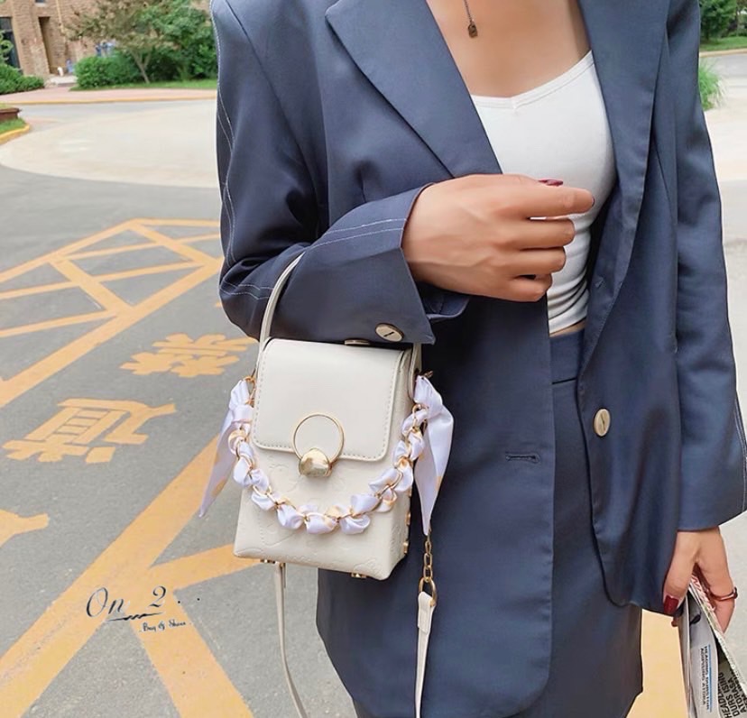 กระเป๋าสะพายข้างทรงกล่อง ไซส์มินิสะพายง่ายแมทเข้ากับทุกลุค สายสะพายยาวครอสบอดี้ได้ค่ะ ใส่โทรศัพท์ใส่ของจุกจิก