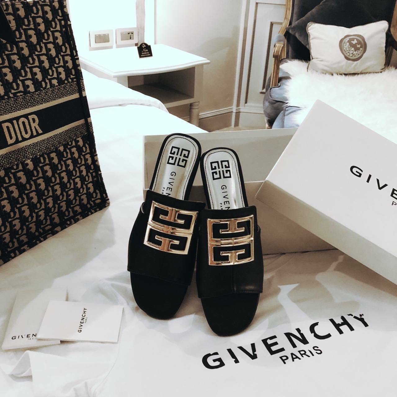 พร้อมส่ง ฮอตๆๆๆ เลยคะ ตัวนี้ เพิ่งมาคะ แตะ givenchy ตัวใหม่ล่าสุด รองเท้าแตะหน้าสวม หนังนิ่ม ทรงสวยมาก เก็บหน้าเท้าได้ดี สาวหน้าเท้ากว้างใส่ได้จ้า *งานปั้มแบรนด์ กล่องเรียบน๊า