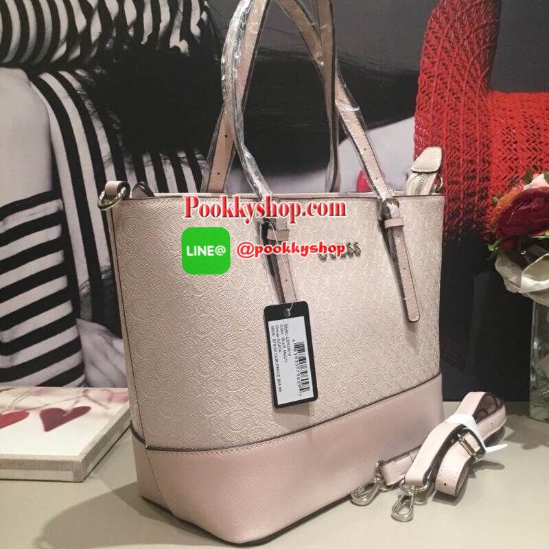 GUESS DELANEY TOTE BAG กระเป๋าทรง shopping วัสดุหนังแก้วเงาสวย น้ำหนักเบา ด้านหน้าประดับด้วยโลโก้แบรนด์สุดหรู เปิดปิดกระเป๋าด้วยซิปสะดวกใช้ ด้านในโล่งกว้าง มีช่องซิปและช่องเล็กสำหรับใส่ของ ซับในลายแบรนด์ รุ่นนี้มาพร้อมสายสะพายยาวปรับได้ ถอดได้ จะใช้แบบสะพ