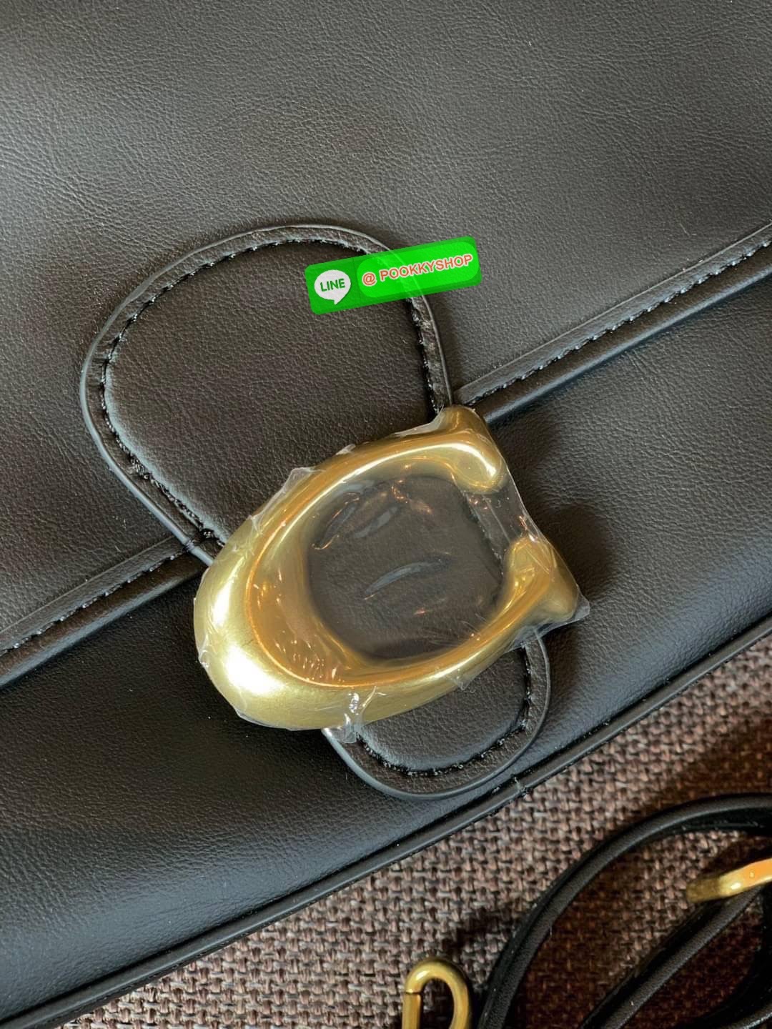 COACH SOFT TABBY SHOULDER BAG ((C4823)) 📣พร้อมส่ง รุ่นฮิต นาทีนี้ที่สาวๆต้องมีค่ะ! สุดคุ้ม! กับกระเป๋าหิ้ว//คล้องไหล่//สะพายข้างได้ หนังแท้เรียบ หรูดูสวยค่ะ เปิดปิดกระเป๋าแบบกระดุมแม่เหล็ก ประดับอะไหล่โลโก้ตัวใหญ่สวยมากๆ ภายในกระเป๋าสามารถใส่กระเป