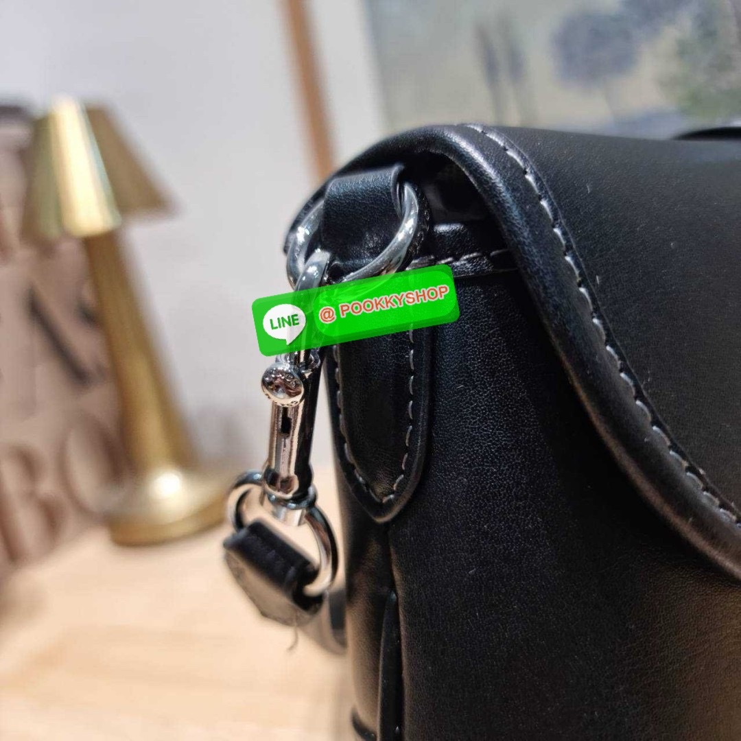 COACH CR737 SOHO BAG IN REPURPOSED DENIM 🔅 Details เลิกสวยแซ่บกี่โมงคะคุณน้า! ไอเท็มให้พาใจสั่นมาอีกแล้ว! กับกระเป๋าสะพายไหล่สไตล์วินเทจ ที่ยังคงแมสและฮอตมาก ด้วยรูปทรงที่ใช้งานง่าย ไม่เกะกะ แต่มีความเรียบหรูในตัว กระเป๋าปิดด้วยกระดุมแม่เหล็ก ภายใ