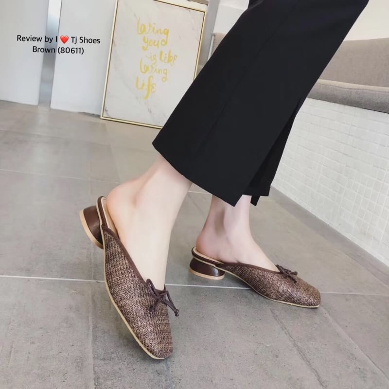 พร้อมส่ง รองเท้านำเข้าที่สวยเกร๋สุดๆ รุ่นนี้ใช้วัสดุเกรดพรีเมี่ยมคุณภาพดีมาก สวมใส่ง่าย เรียบเกร๋ดูดีมาก ใส่แล้วสวยเป๊ะ แถมใส่ได้ตลอดไม่มีเอ้าท์ ของจริงสวยมาก สวยตรงปกแน่นอน เพราะร้านถ่ายรูปจากสินค้าจริง เป็นรุ่นที่แนะนำ รีบสั่งด่วนๆเลยจร้า ช้าหมดอดเกร๋น่