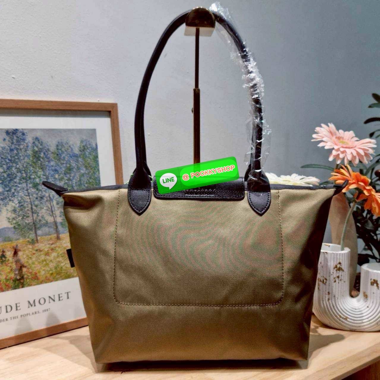 Longchamp le pliage energy M tote bag 🔆 Details เป็นอีกรุ่นที่แรงมาก จึ้งมาก! กระเป๋าสะพายไหล่ทรงโท้ท รุ่นยอดฮิต ดีไซน์ใหม่ให้ความสปอร์ตตี้มากขึ้น มาพร้อมขนาดใหม่ที่หลายๆคนรออยู่ น้ำหนักเบา ดีไซน์เรียบง่าย แต่ดูแพง ปากกระเป๋าออกแบบให้มีฝาปิดและซิป