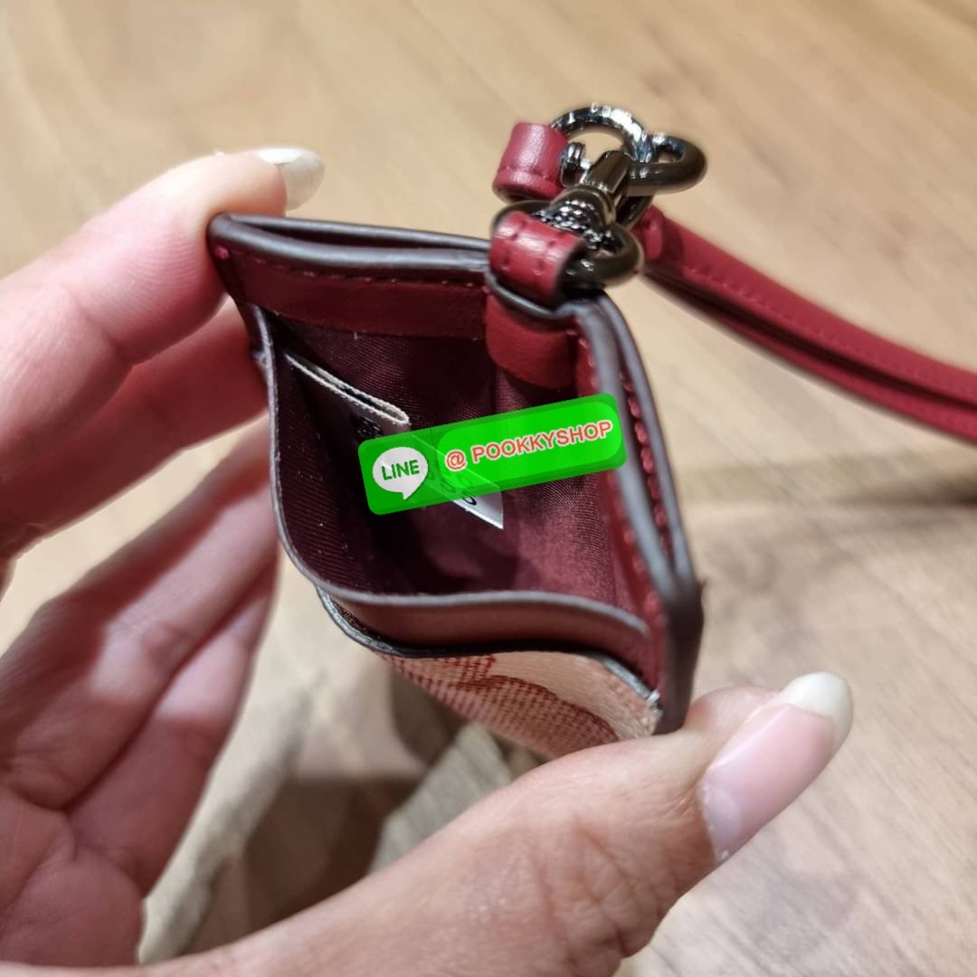 กระเป๋าใส่บัตรคล้องคอ Coach card holder ราคาพิเศษสุดๆ!!! ของหายาก!! ง่ายๆแบบไม่ธรรมดา!! คลาสสิคแต่มีดีเทลโดดเด่น!! กระเป๋าถนอมบัตร พร้อมสายคล้องคอ ดีไซน์ลวดลายสวย ดูดีทุกแบบ ใช้งานง่าย พกพาสะดวก จะใส่บัตรพนักงาน บัตรเครดิต บัตรปชช. ใบขับขี่ และบัตรอื่นๆที