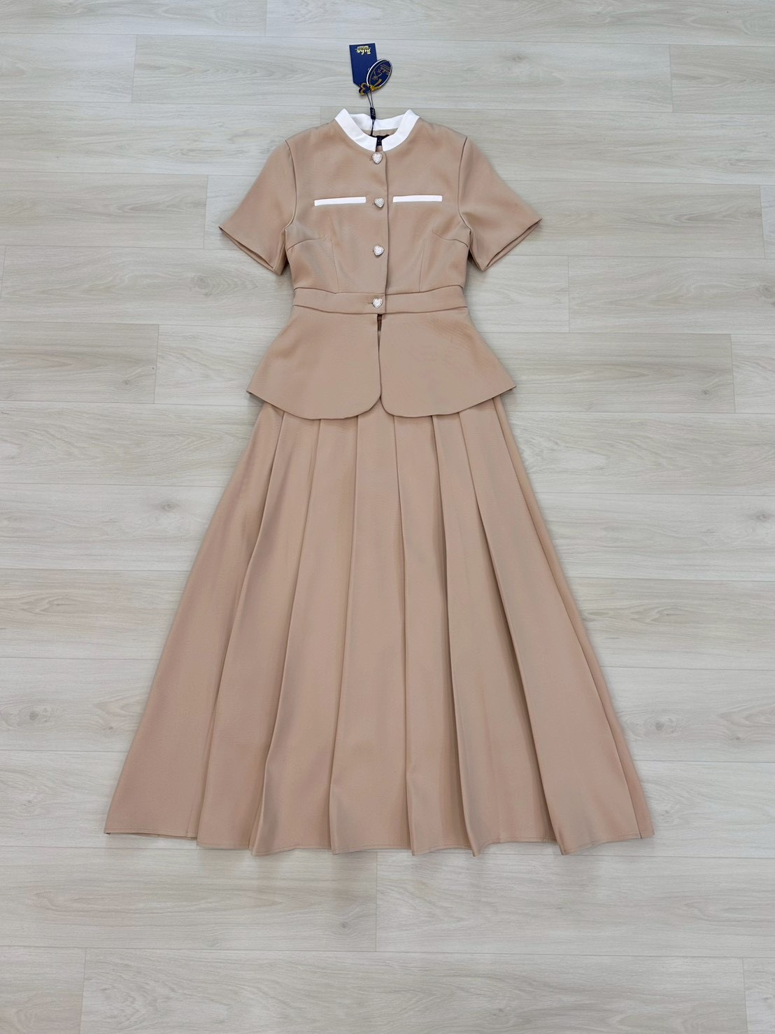 ชุดเซทแฟชั่น ชุดเซต2ชิ้น สีครีมเสื้อแขนสั้นดีเทลคอจีน แต่งขลิบสีขาวที่คอและช่วงอก