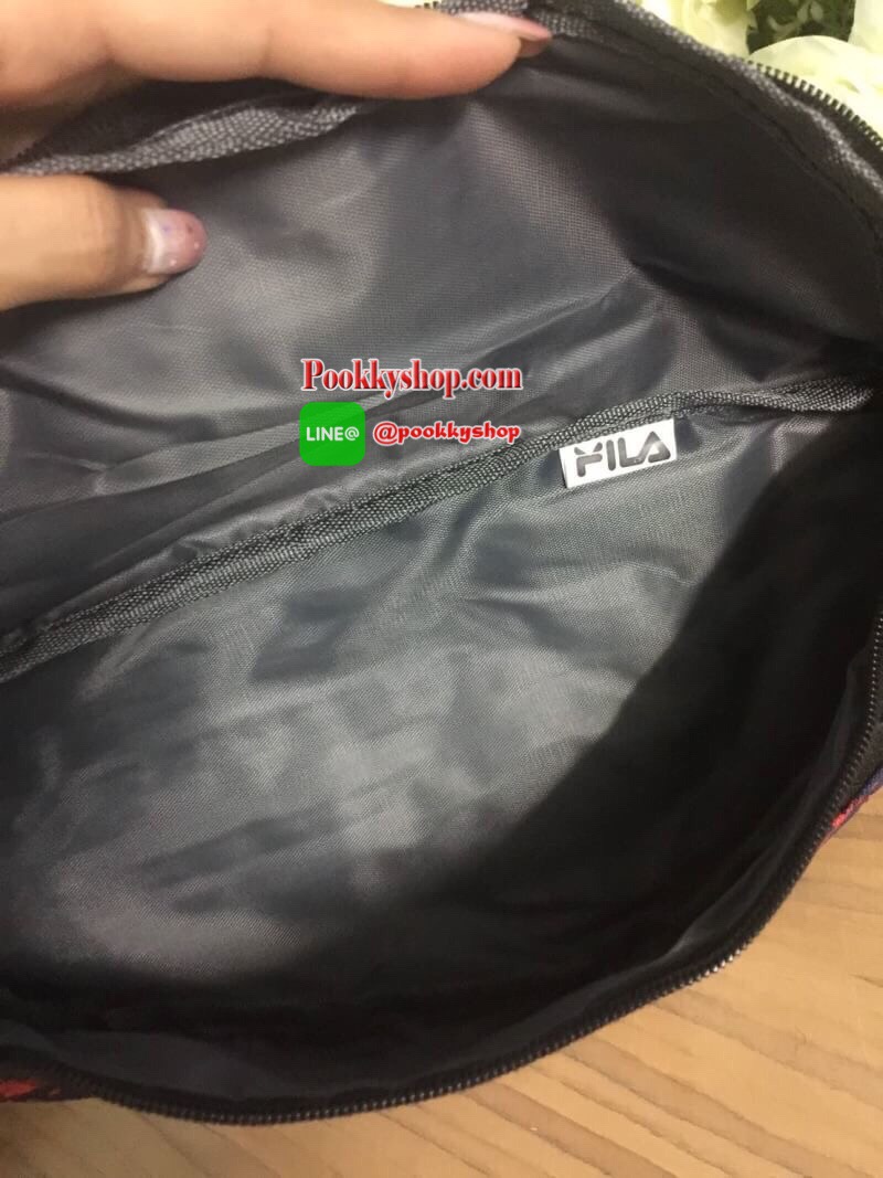 FILA Waist Bag.. รับซัมเมอร์ด้วยลวดลายเกร๋ๆ กระเป๋าคาดอกคาดเอว FILA แบรนด์ฮิตที่ไม่เคยตกเทรน มาให้สะพายกันก่อนใคร ด้วยดีไซต์ลวดลายที่แมทกันอย่างลงตัว ด้านหน้าสกรีนแบรนด์ วัสดุNYLON 100% เคลื่อบเงาอีก 1 ชั้น กันน้ำได้ในระดับหนึ่ง.. เปิดปิดด้วยซิปยาว จุของไ