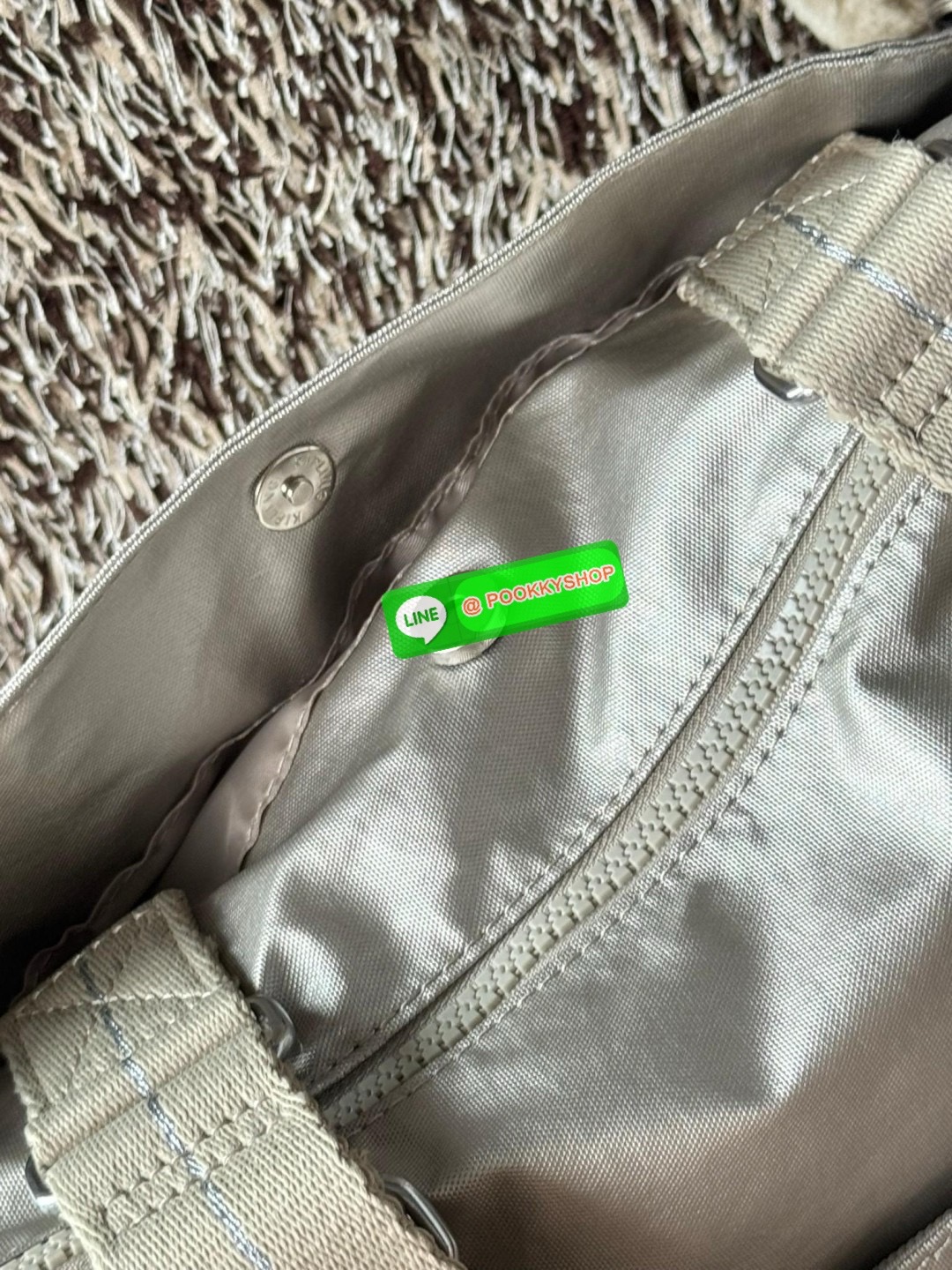 Kipling revir limited Japan shoulder bag เป็นอีกหนึ่งกระเป๋าสุดอเนกประสงค์สามารถใช้งานหลายรูปแบบทั้งกระเป๋าสะพายข้าง สะพายไหล่ หรือกระเป๋าถือด้วยสายสะพายที่สามารถปรับระดับและถอดออกได้ ดีไซน์คลาสสิกและเรียบง่ายพร้อมประดับโลโก้และลิงอันเป็นซิกเนเจอร์ แมตช์ก