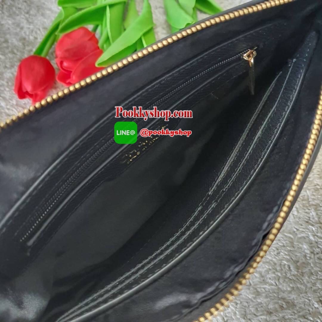 NEW ARRIVAL!! กระเป๋าคลัทช์&คล้องมือ ทรงหรู จากงาน CHANEL VIP GIFT(GIFT WITH PURCHASE) จากเคาเตอร์ต่างประเทศ จากแบรนด์ CHANEL ลายหนัง SAFFIANO ของแท้ 100% ด้านหน้าปั้มหนังลายโลโก้ เปิดปิดด้วยซิป อะไหล่ทอง ด้านในปั้ม MADE IN ITALY ด้านหนึ่งเป็นช่องซิปใส่ขอ