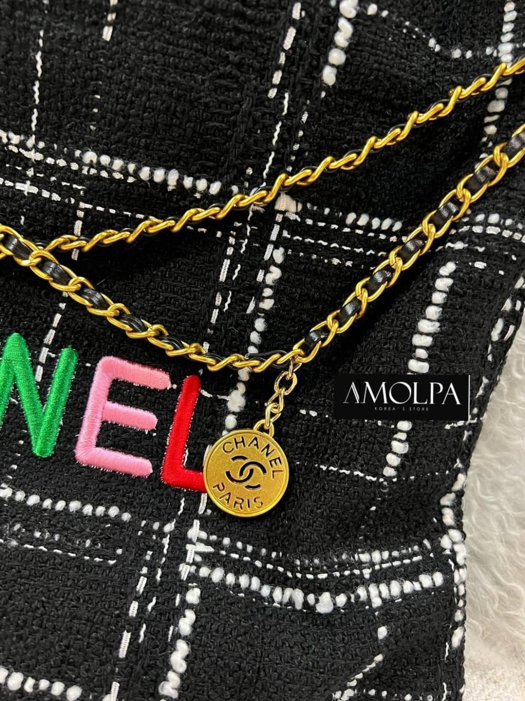 มาต่อที่ ACCESSORIES กระเป๋า CHANEL 22 HANDBAG สวยตาแตก ปังสุดๆ ในคอลเล็คชั่นล่สสุด Spring Summer 2022 กระเป๋าที่ตอบโจทย์การใช้งานของสาวๆ เรียกว่า every day bag ก็ได้น้าา รูปทรงสี่เหลี่ยม ดีไซน์เรียบง่าย แต่ยังคงความหรูหราด้วยวัสดุผ้าทวิต ปักตัวอักษร CHAN