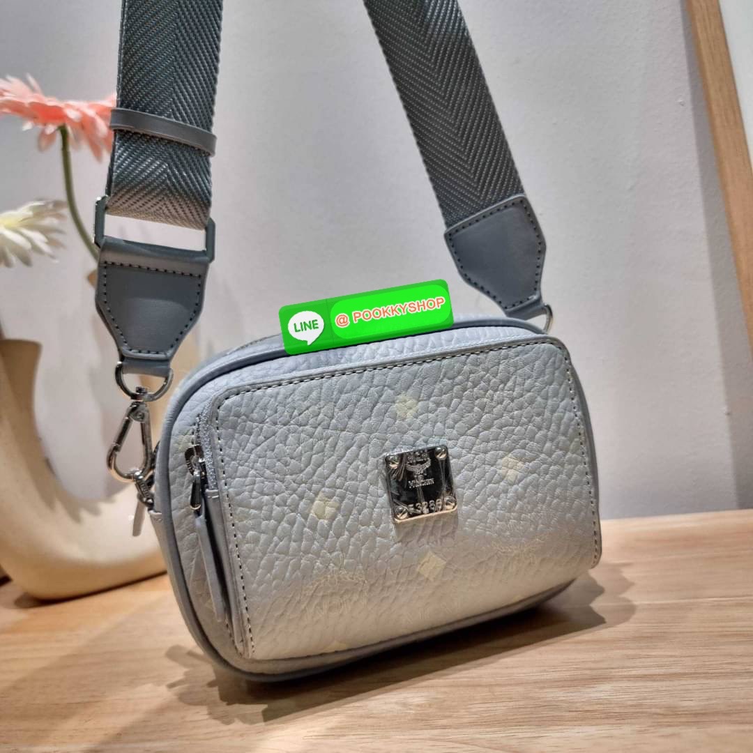 MCM X-MINI KLASSIK CROSSBODY BAG IN VISETOS รุ่นยูนิเซ็กส์มาแล้วจ้า!! ไซส์นี้ใช้ได้ทั้งหนุ่มๆสาวๆไปเลย กระเป๋าสะพายข้างทรงครอสบอดี้ ใบเล็กขนาดกะทัดรัด วัสดุหนังแคนวาสคุณภาพดี มีช่องหลัก 2 ช่อง ภายในมีช่องย่อยให้ 1 ช่อง มาพร้อมสายสะพายสปอร์ตที่ดีไซน์หรูไม่