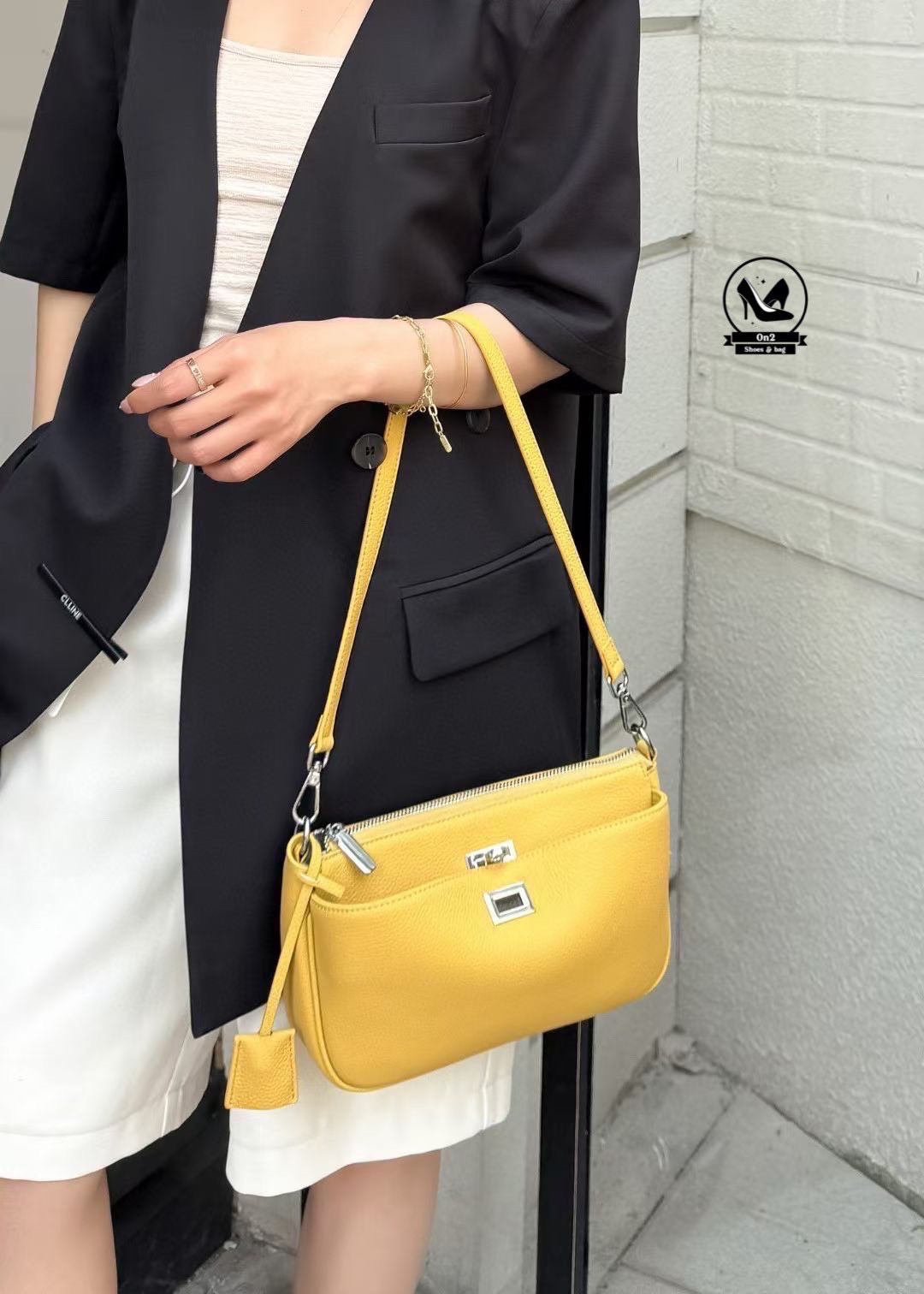 Balenciaga rodeo size mini รุ่นนี้ best seller !!! วัสดุตัวกระเป๋าทำจากหนังวัวแท้ cow leather อะหลั่ยสีเงิน งานจริงสวยมาก กระเป๋ามี 2 ช่อง กระเป๋าสามารถลอคได้ทั้ง 2 ช่อง สายสั้นสะพายขึ้นไหล่ได้ ด้านหลังมี 2 ช่องกระเป๋า มาพร้อมสายยาวทำจากหนังตัวเดียวกับกระ