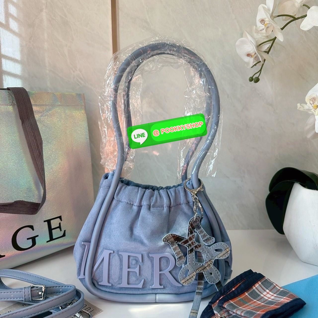 A Day Bag Mini’ in suede กระเป๋าหนังกลับเนื้อเนียน สายเกาหวานปนเท่ MERGE คอลเลกชันพิเศษ ดีไซน์เก๋พร้อมพวงกุญแจลายพิเศษ เข้าเซ็ตสุดคุ้ม!ใบเล็กสามารถ พกพาง่าย น้ำหนักเบา กระเป๋าหูรูดด้านใน ผลิตจากผ้าลายสก็อต ตัวกระเป๋ามี Snap ด้านข้าง ที่สามารถพับปีกกระเป๋า