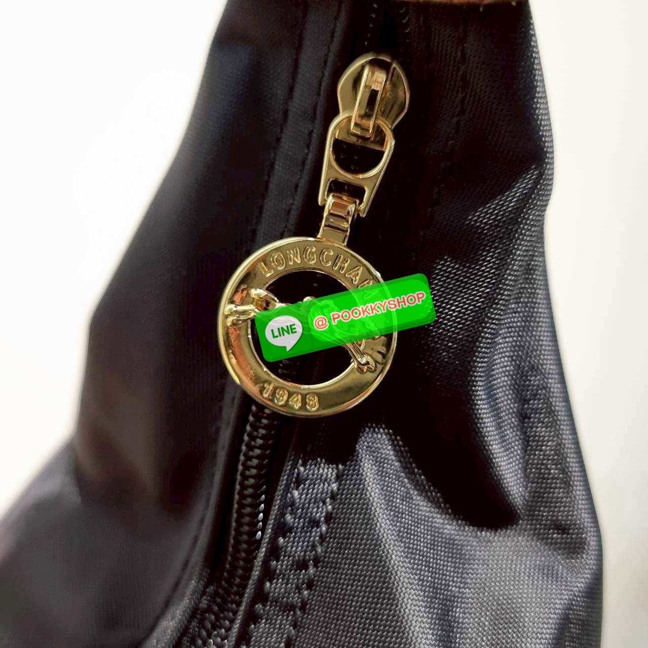 🔆 Model Longchamp le pliage hobo bag 🔆 Details กลับมาอีกครั้งกับรุ่นหายาก กระเป๋าทรงโท้ท ใบใหญ่กำลังดี จุของได้เยอะมากๆ ใส่โน้ตบุ้คได้ ใช้ไปทำงานแมทช์ได้กับทุกไลฟ์สไตล์ ด้านข้างมีกระเป๋าเล็กๆใส่ของจุกจิกหรือโทรศัพท์ได้ เปิด-ปิดกระเป๋าด้วยซ