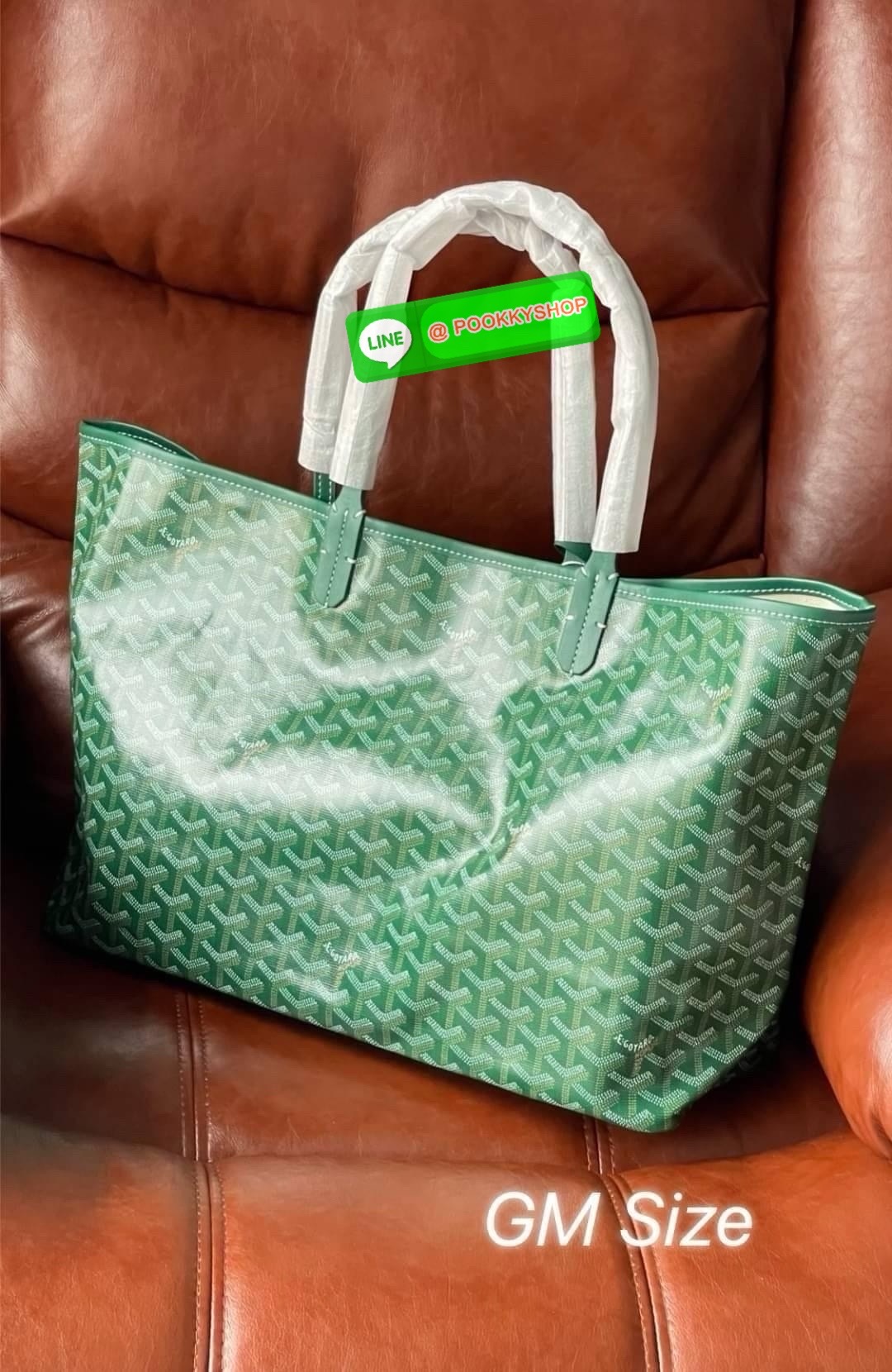 GM SIZE Goyard Saint Louis Claire-Voie GM Bag กระเป๋า Saint Louis GM มาในรุ่นลิมิเต็ดอิดิชั่นในผ้าใบ Goyardine Claire-Voie Grege สุดพิเศษใหม่ ผ้าใบเคลือบด้านในและสามเหลี่ยมด้านนอกที่โดดเด่นเป็นสีเดียวกันซึ่งสร้างภาพลวงตาที่สามารถมองเห็นผ่านกระเป๋าได้ กระเ