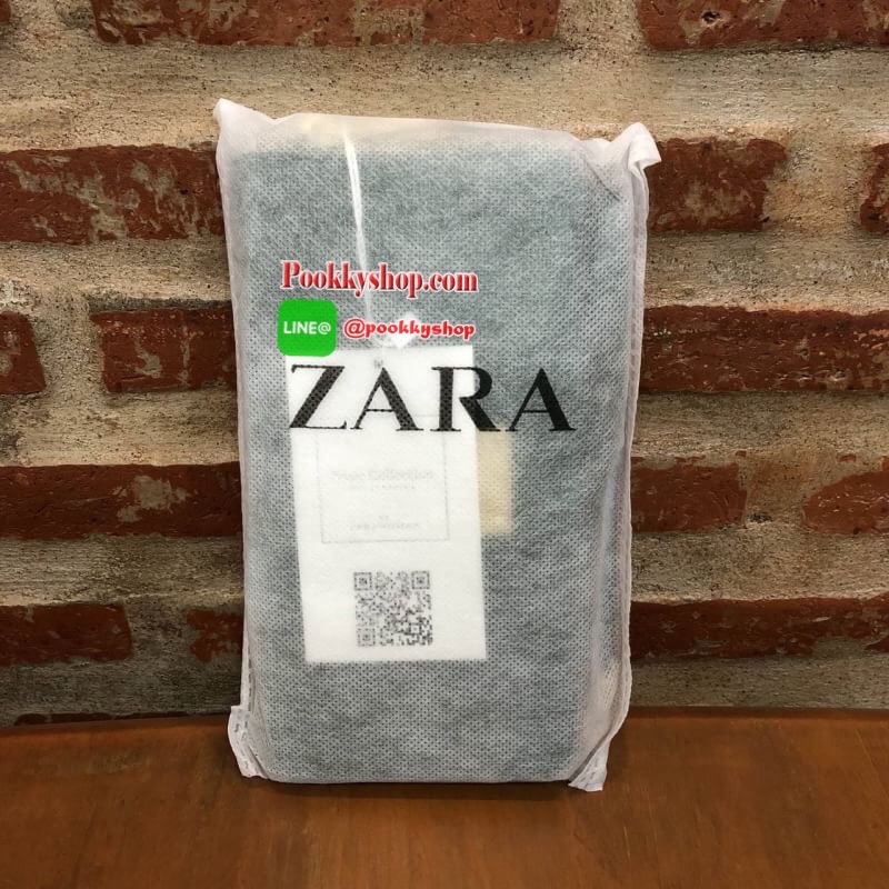 ZARA SAFFIANO BAG กระเป๋าสตางค์ทรงยาว รุ่นฮิต สวยเว่อร์ หนังsaffiano เปิดปิดด้วยซิปรอบ อะไหล่ทองสุดหรู มีพู่ฟรุ้งฟริ้งและสายคล้องมือ พร้อมด้วยถุงผ้าจากช็อป ภายในมีช่องซิปตรงกลางและช่องเสียบบัตร คล้องมือถือเป็นคลัชท์ก็งามคะ Don't missคร้า