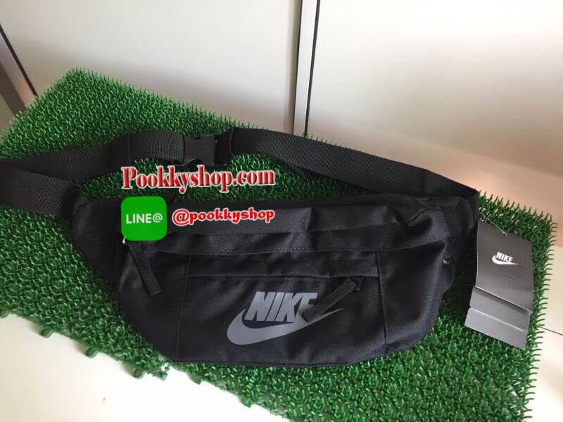 Brand : NIKE รุ่น TECH HIP PACK Detail : กระเป๋าขนาดพอเหมาะ คาดเอว สะพายข้าง หิ้วแบบชิวๆ เปิดปิดด้วยซิป 3 ช่อง (2 ช่องใหญ่ 1 ช่องเล็ก) โลโก้ด้านหน้า Nike เด่นชัด ภายในมีช่องใหญ่บนสุด มีช่องซิปเล็ดตาข่ายอีก 1 ช่อง บรรจุของได้จำนวนมาก ช่องเล็กด้านหน้าสามารถ