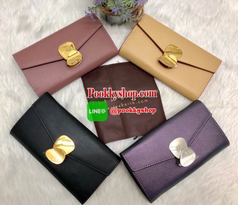 New arrival !!! CHARLES & KEITH METAL DETAIL PUSH-LOCK WALLET BAG พร้อมส่งรุ่นใหม่ล่าสุดค่ะ กระเป๋าสตางค์ใบยาวหนังเรียบ ดีไซด์ ตรงฝาปิดใช้อะไหล่ได้สวยงาม เปิดปิดแบบกดล็อค ภายในแบ่งช่องใส่ธนบัตร2ช่อง สามารถใส่มือถือตระกูลplus ได้ค่ะ มีช่องซิปกลาง และมีช่อง
