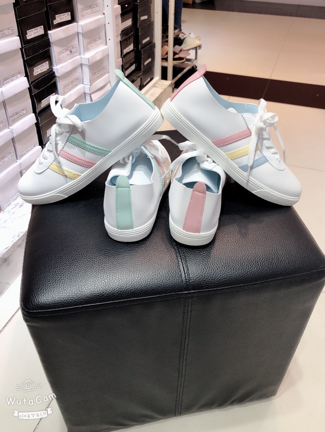 พร้อมส่งเลยจ้า รองเท้าผ้าใบงานน่ารักมาแล้วจ้า ด้านข้างคาดสามสี สีพาเทล น่ารักฝุดๆพร้อมเสิร์ฟจ้า หนังผ้าใบนิ่มมากค่ะ ด้านในซับผ้าหนังกลับอย่างดี งานสวย แม่ค้าคอนเฟริม ห้ามพลาดเลยจ้าตัวนี้แนะนำ อย่าช้ารีบเลย