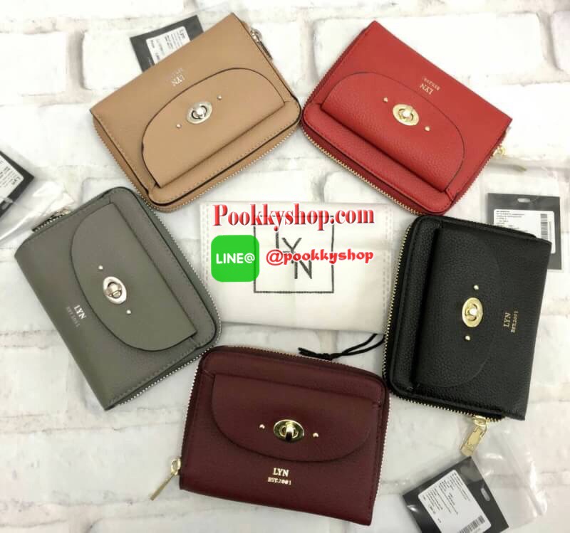 New arrival !!! LYN SHORT WALLET BAG รุ่นใหม่ล่าสุด!!! กระเป๋าสตางค์ใบสั้นขนาดกลาง วัสดุหนังลิ้นจี่ ลายหนังสวย นิ่มมือมากๆค่ะ ด้านหน้ามีช่องกระเป๋าหนึ่งช่อง เปิดปิดช่องหลักแบบซิปรอบ ด้านในมีข่องใส่รูปถ่าย ช่องใส่บัตรต่างๆได้ถึง 10 ช่องค่ะ มีช่องกว้างสำหรั