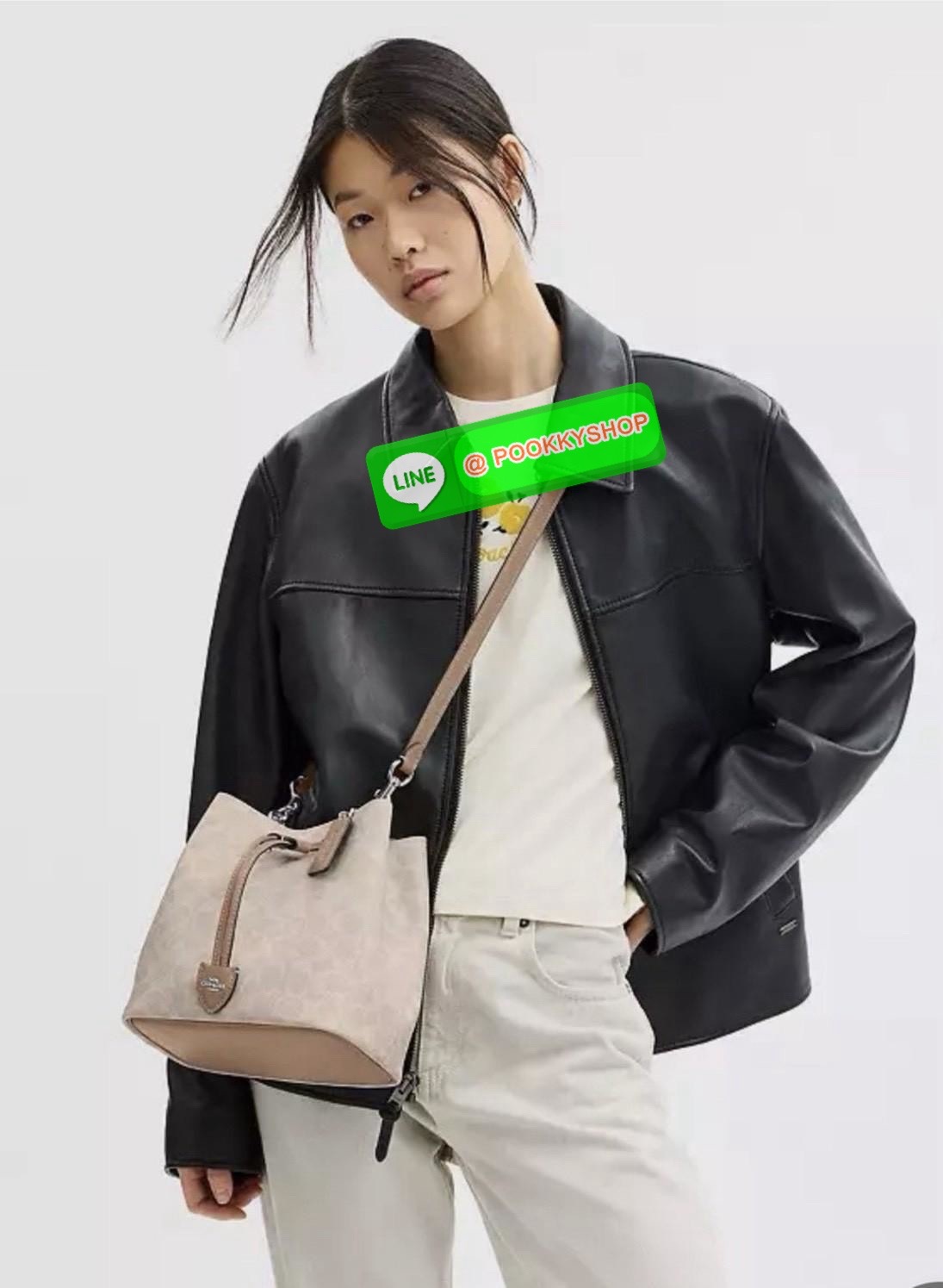 Coach Roan Bucket Bag Signature Canvas CBH07 กระเป๋าทรงบัคเก็ตใบเก๋ ดีไซน์คลาสสิก ลายซิกเนเจอร์สุดฮิต ใส่ได้ทุกโอกาส มาพร้อมสายสะพายปรับได้ ถอดได้ ใช้งานได้ทั้งสะพายไหล่ / crossbody / handheld