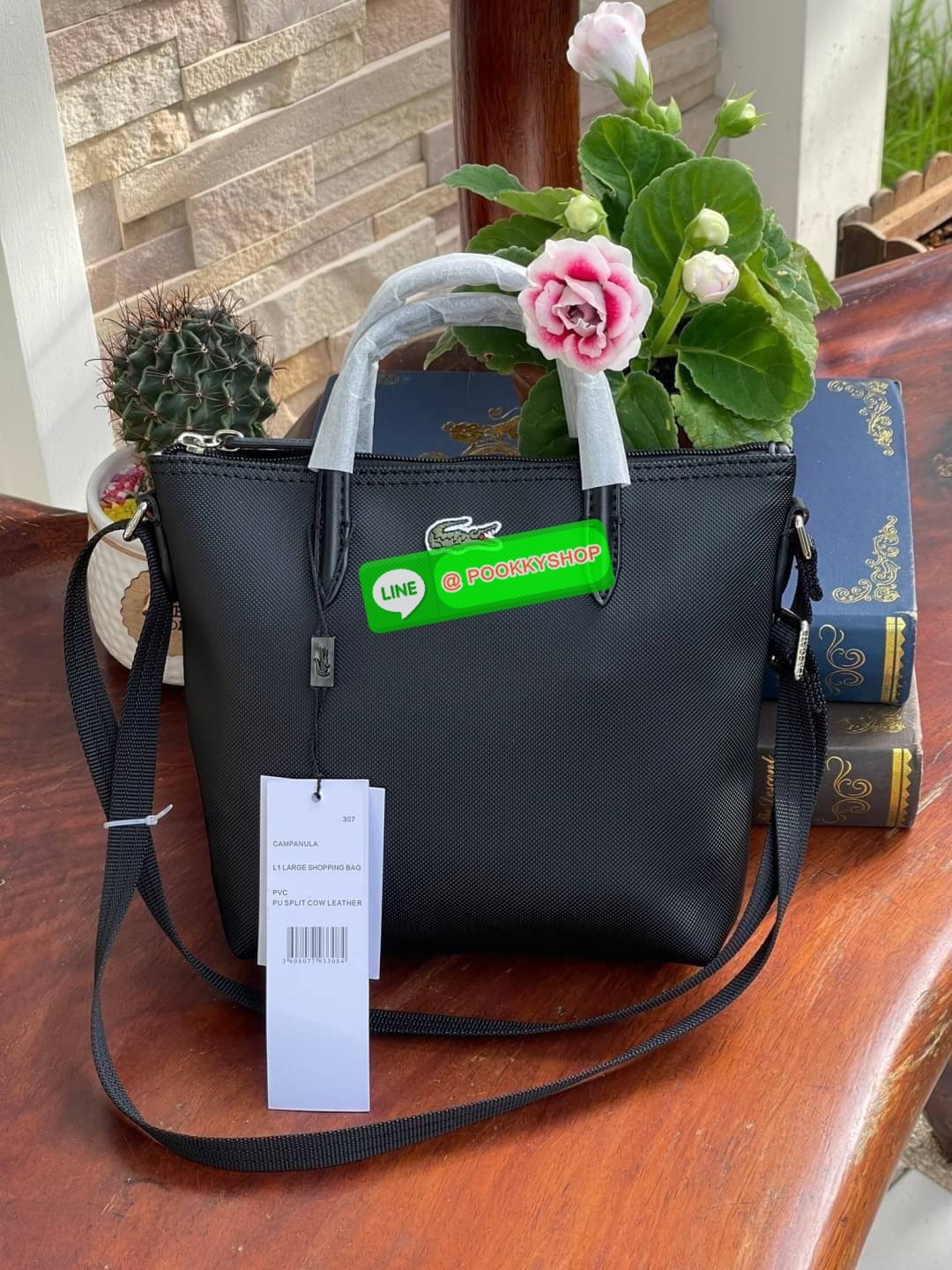 ลาคอส Women's L.12.12 Concept Petit Piqué Zip Tote กระเป๋าสะพายข้างทรง mini tote วัสดุ pvc100% เปิดปิดด้วยซิปเดียวด้านบนสะดวกใช้งาน ใส่มือถือได้ทุกรุ่น ด้านหน้ามีดีเทลโลโก้ปักดูโดดเด่น สายของกระเป๋ารุ่นนี้สามารถปรับความยาวได้ฟรีไซส์ เลือกสะพายได้ ไ