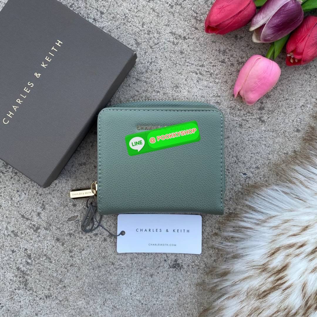 CHARLES & KEITH COMPACT WALLET กระเป๋าตังใบสั้นฟังก์ชันครบ!! ด้านหน้ามีโลโก้แบรนด์ มีช่องซิปใส่เหรียญ เปิดปิดแบบกระดุม ด้านในมีช่องใส่การ์ด 16 ช่อง มีช่องใส่ธนบัตรตามยาว ไม่ต้องพับแบงค์ค่า คุ้มมากๆเลยใบนี้