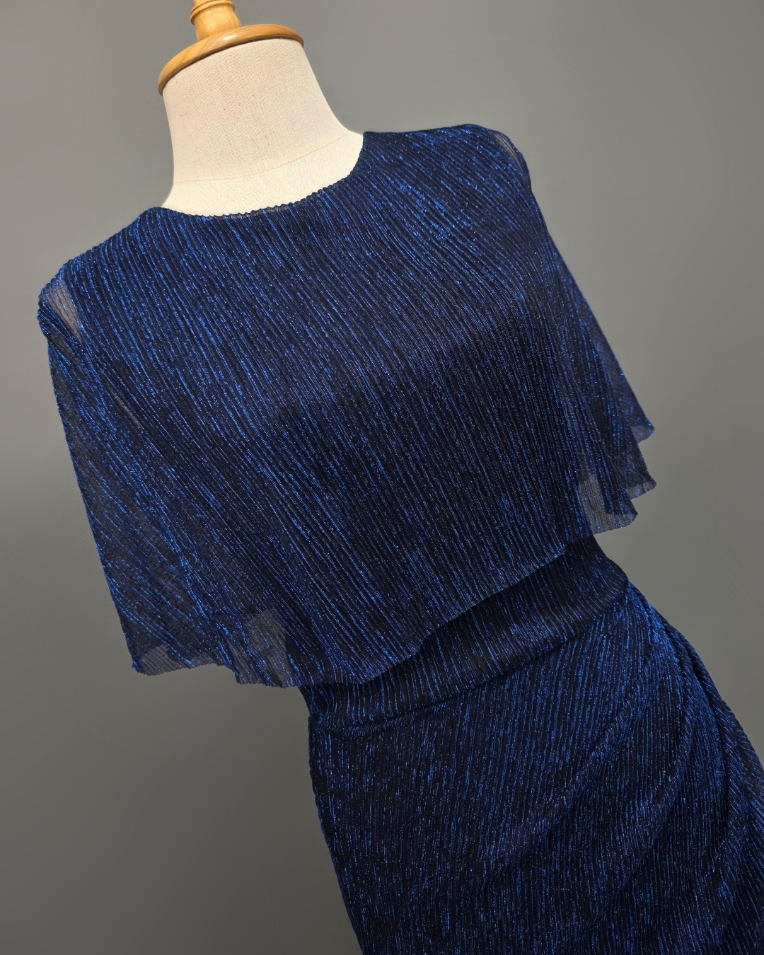 เดรสแฟชั่น เดรสเสื้อคอกลมแขนกุด ดีเทลเป็นเสื้อคลุมไหล่ในตัว กระโปรงทรงสอบจับเดรป