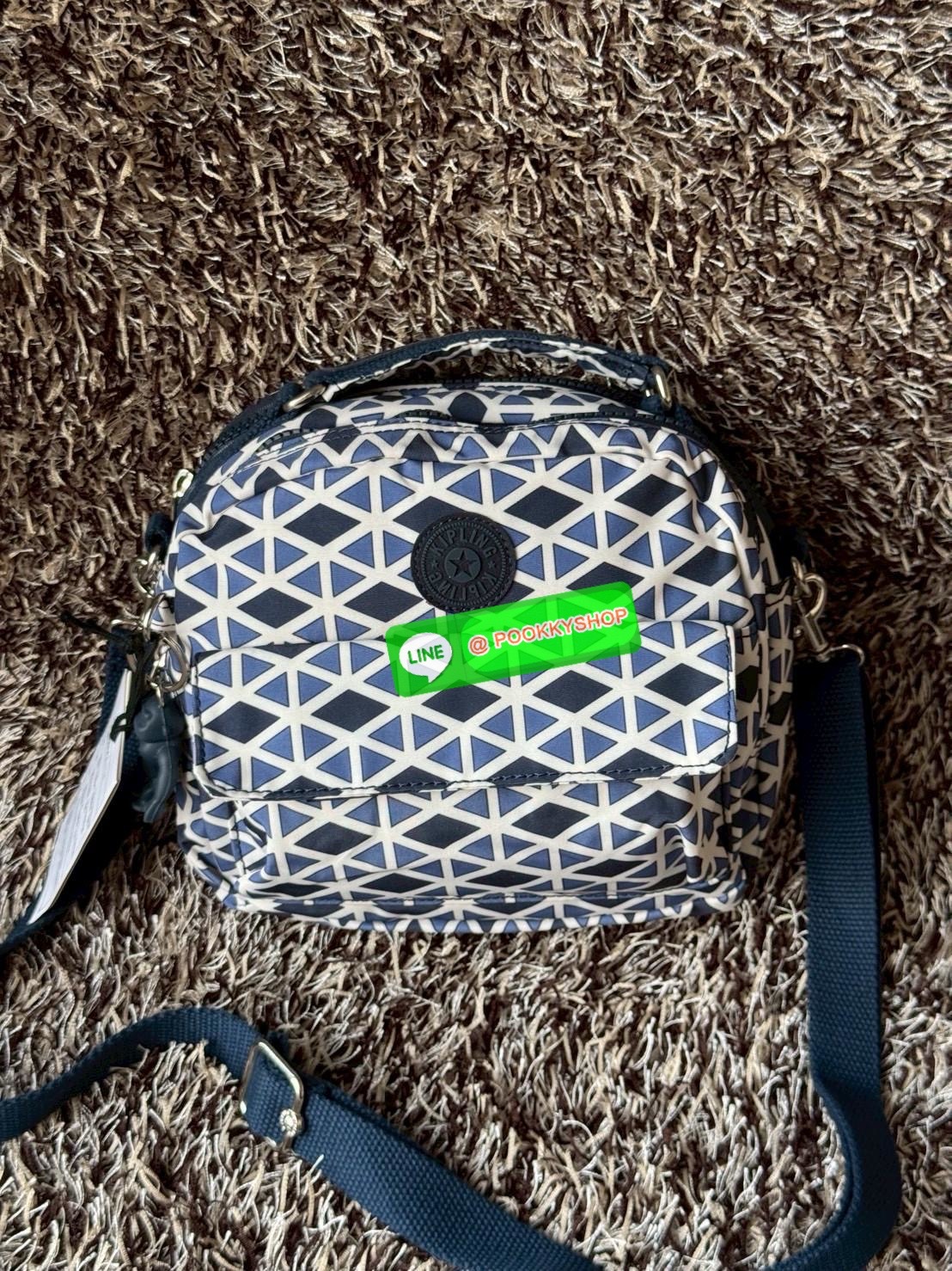 Kipling Candy 3 Ways กระเป๋าสไตล์มินิมอลล์ น้ำหนักเบาทำหลายสไตล์ ทั้งในแบบถือ สะพายพาดลำตัว หรือจะเป็นเป้ขนาดเล็กก็ได้ มีช่องซิปจัดระเบียบสิ่งของหลายช่อง ใส่สิ่งของจำเป็นได้ครบครัน