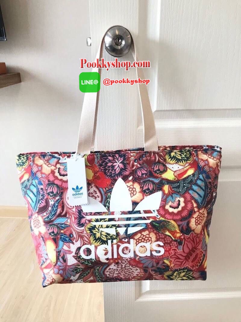 Adidas Original Large Tote Bag กระเป๋าสะพายทรง Tote หรือทรง shopping ใบใหญ่จาก Adidas Factory Outlet วัสดุ Nylon & Polyester 100% เนื้อนิ่มคุณภาพดี น้ำหนักเบาใบใหญ่จุได้เยอะ เปิดปิดด้วยซิปเดียวด้านบน หัวซิปปั้มโลโก้ ภายในมีช่องซิป แยกเก็บของสำคัญ และช่องใ