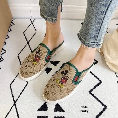 พร้อมส่ง ผ้าใบเปิดส้น งานนำเข้ากุชชี่ Mickey ที่กำลัง hot งานดีมาก พื้น pu เกาะพื้นดีเยี่ยม บิดงอได้ ตัวรองเท้าเป็นสีทองเงาวับ แต่งด้วยพี่ Mickey ของเราดูโดดเด่น น่ารักกว่าใคร แน่นอน