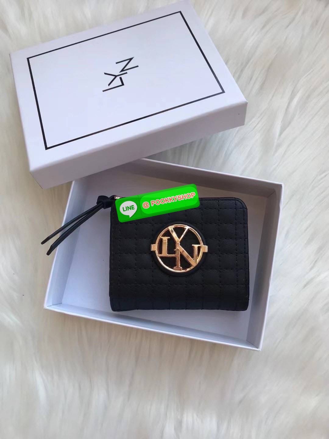Lyn Decade Wallet กระเป๋าเงินใบสั้น รุ่นนี้สวยน่ารักมากๆ จับถนัดมือ มีฟังก์ชันให้ใช้ครบจบในใบเดียว! วัสดุหนังนุ่มมือ เดินด้ายทั้งใบเพิ่มดีเทล มีโลโก้สวยเด่นที่ด้านหน้า เปิดปิดแบบกระดุมแม่เหล็ก มีช่องใส่ธนบัตรได้ตามยาว ใส่แบงค์ไม่ต้องพับค่า ช่องการ์ด และมี