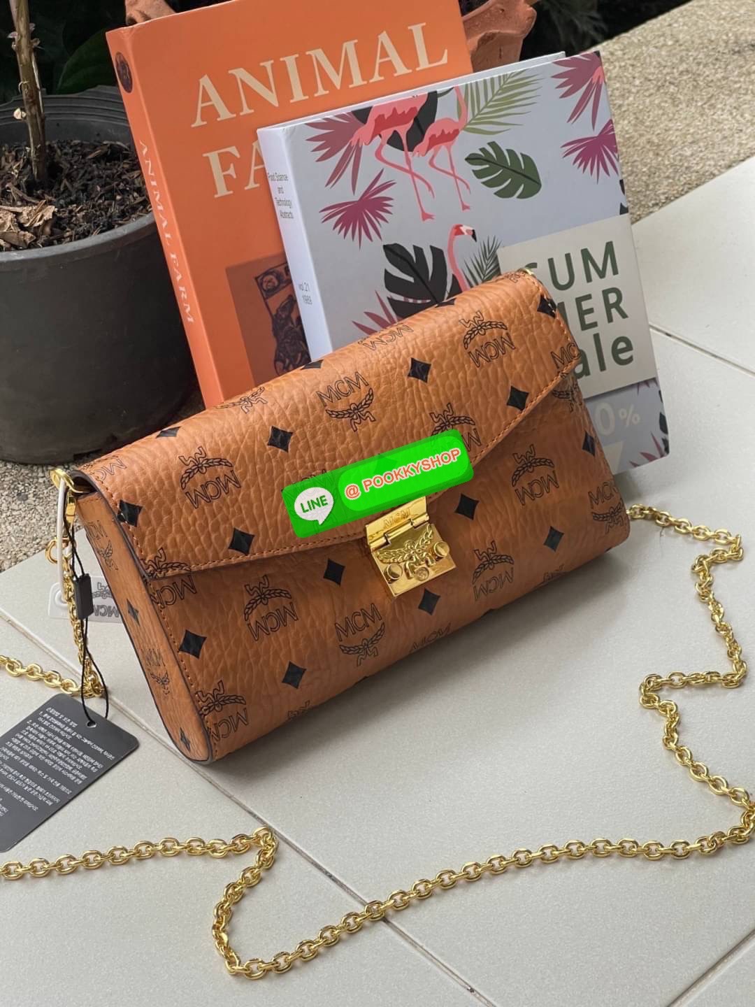 MCM Millie Flap Crossbody In Visetos ในฐานะตำนานที่ยังคงอยู่ กระเป๋าจากคอลเล็กชั่น Millie นี้ มีเรื่องราวของ MCM แทรกซึมอยู่ในทุกองค์ประกอบ กระเป๋าใช้งานแบบCrossbody โดยฝาปิดกระเป๋าตัดเย็บจากผ้าใบเคลือบผิวพิมพ์ลาย Visetos (Visetos Canvas) ถือเป็นไอเทมในฝั