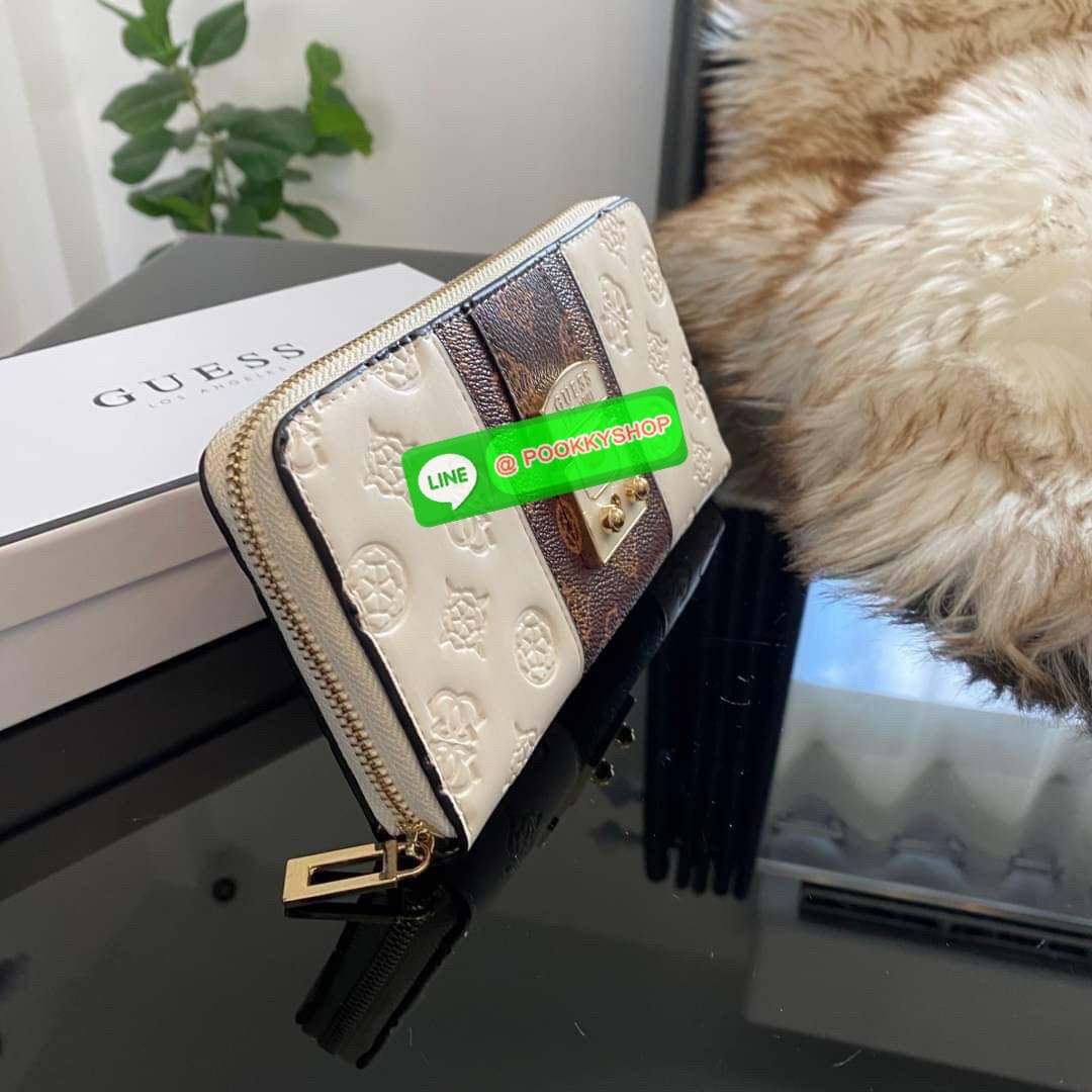 Guess Long Wallet กระเป๋าเงินใบยาวซิปรอบ ด้านหน้ามีโลโก้แบรนด์สีเข้ากระเป๋าสวยสะดุดตา รุ่นนี้มีสายคล้องมือมาให้ เพื่อใช้งานง่ายและสะดวกมากยิ่งขึ้น ด้านในมีช่องใส่ธนบัตร ช่องใส่บัตร และช่องซิปใส่เหรียญค่ะ