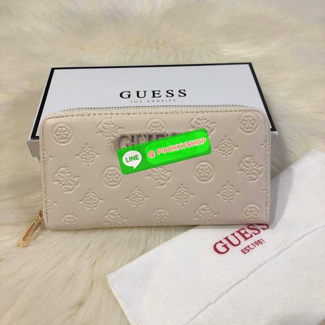 GUESS WOMEN'S LONG WALLET กระเป๋าสตางค์ใบยาว สวยมากค่ะ เปิดปิดด้วยซิป ด้านหน้าประดับโลโก้แบรนด์ ด้านหลังมีช่องซิป หัวซิปแบรนด์ทุกจุด ภายในมีช่องใส่ธนบัตรแบงก์พัน ช่องซิปกลางและช่องใส่บัตรหลายช่องสวยน่าใช้ทุกสีค่ะ มาพร้อมกล่องกระดาษแบรนด์และถุงผ้ามอบเ