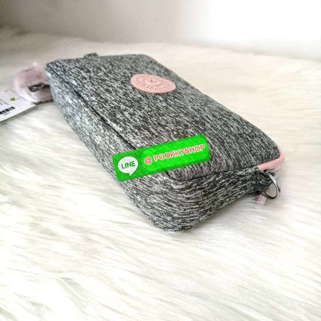 KIPLING 3 Monkey program Seoul up clutch & sling bag กระเป๋าคล้องมือ หรือ สะพายข้าง ขนาดเล็ก วัสดุ Nylon & Polyester 100% ใช้งานได้ 2 รูปแบบ มีสายสลับเปลี่ยนได้ทั้งแบบคล้องมือหรือสะพายข้าง เปิด-ปิดด้วยซิป ช่องหลักโล่ง มีช่องใส่บัตรด้านข้าง 6 ช่อง และช่องด