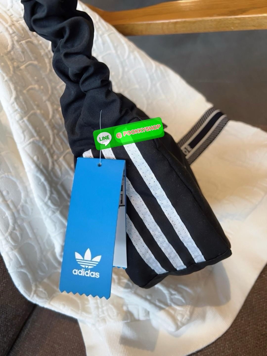 Rare items! ในเวปรุ่นนี้ขายเกือบๆ3พันจ้าา ADIDAS ORIGINAL NYLON BAG 2024 ยังมีพร้อมส่ง! สวยจึ้งมากๆค่าสาวๆ กระเป๋าแนววสปอร์ตจากอดิดาส ไม่ตกเทรน วันไหนๆจะพกพาในไทยหรือ ตปท.ได้หมด วัสดุไนล่อนเสริมนวมอย่างดี ขนาดกลางๆ ค่ะ