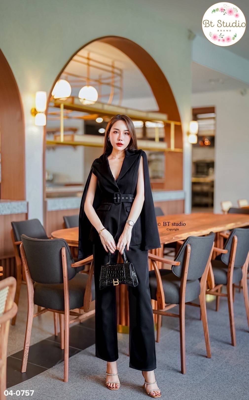 เซท 3 ชิ้น เสื้อเบเซอร์แขนกุด แต่งแขนเป็นผ้าคลุม กระดุมหน้า มาพร้อมเข็มขัด แมทซ์กับกางเกงขายาวมีกระเป๋าข้างใช้งานได้จริง ลุค CEO แบบ สวย หรู ดูแพงจ้าาา