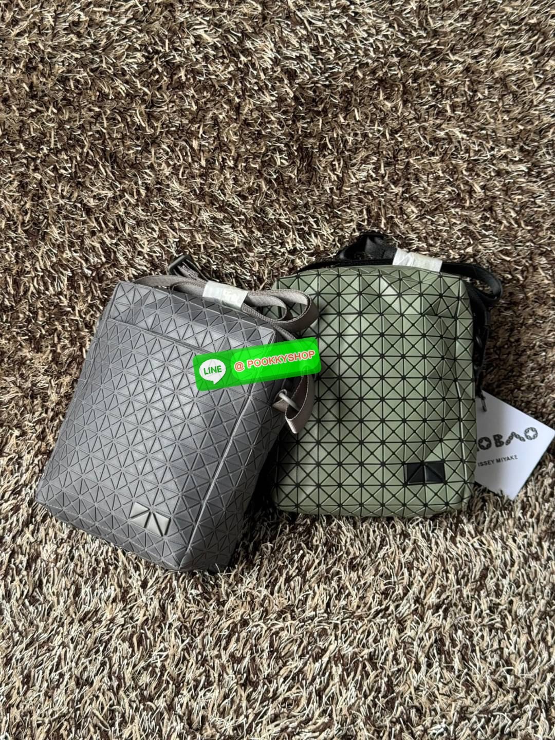 Bao bao issey miyake VOYAGER Shoulder Bag กระเป๋าสะพายข้างใบนี้มีสายสะพายปรับระดับได้ มีซิปเปิดปิดด้านบน และช่องแบบเปิดด้านใน ช่องกระเป๋าด้านนอกปิดด้วยปุ่มแม่เหล็ก มีขนาดที่สะดวกสำหรับเก็บสิ่งของจำเป็นทั้งหมดของคุณ VOYAGER คือเพื่อนร่วมเดินทางที่สมบูรณ์แบ