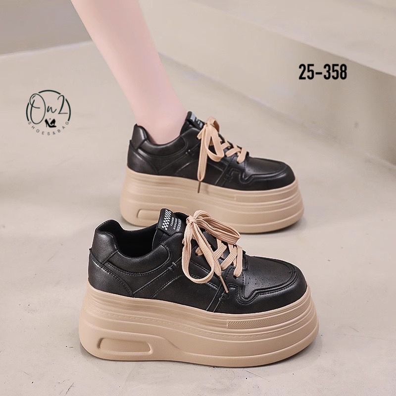 รองเท้าผู้หญิงทรง Sneaker Platform เสริมส้นแบบหนา ดีไซน์แฟชั่นล้ำสมัย ใส่แล้วขาดูยาว หุ่นเพรียวขึ้นทันที น้ำหนักเบา เดินง่ายไม่เมื่อย เข้ากับฤดูนี้สุดๆ! เพราะใส่คู่กับกางเกงขายาวหรือกระโปรงก็โดดเด่น แมทช์เสื้อหนาว เสื้อแขนยาวได้ลงตัว เพิ่มลุคให้ดูสตรีทแฟช