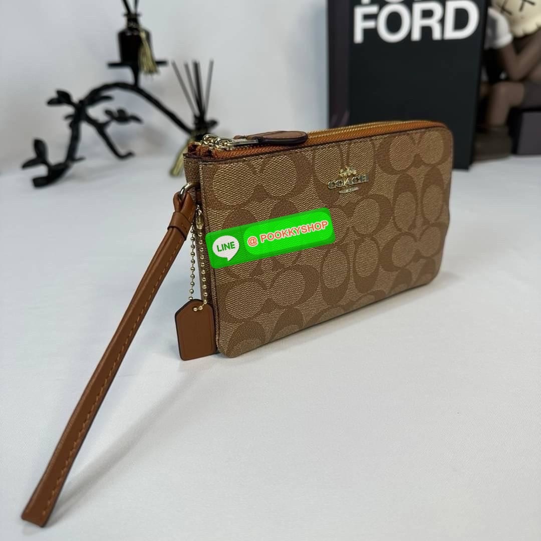 กระเป๋าคล้องมือ COACH 87591 DOUBLE CORNER ZIP WRISTLET IN SIGNATURE CANVAS (COACH 87591 ） กระเป๋าคล้องมือ2เซิปใหญ่ ลายCหนังและ ด้านในเป็นผ้า แบ่งเป็นช่องเล็กๆใส่เหรียญใส่แบงค์ใส่บัตร แล้วแต่จะใส่มีหลายช่อง ใส่โทรศัพท์ได้ทุกรุ่นพร้อมสายคล้องมือ