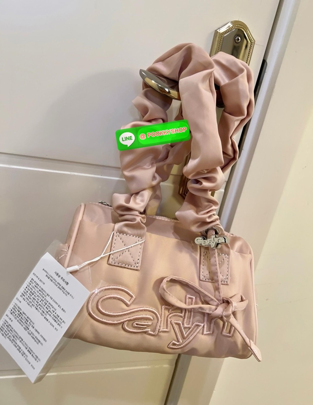 NEW ARRIVAL! น้องใหม่ล่าสุด มีความน่ารักไม่ไหวค่าสาวๆ CARLYN TIA MINI BAG พร้อมส่ง! สุดคิ้วท์ไปกับน้องสไตล์สายเกากันค่า ด้วยดีไซด์ใหม่ วัสดุไนล่อนอย่างดี ปักลายแบรนด์ทั้งใบสวยงาม