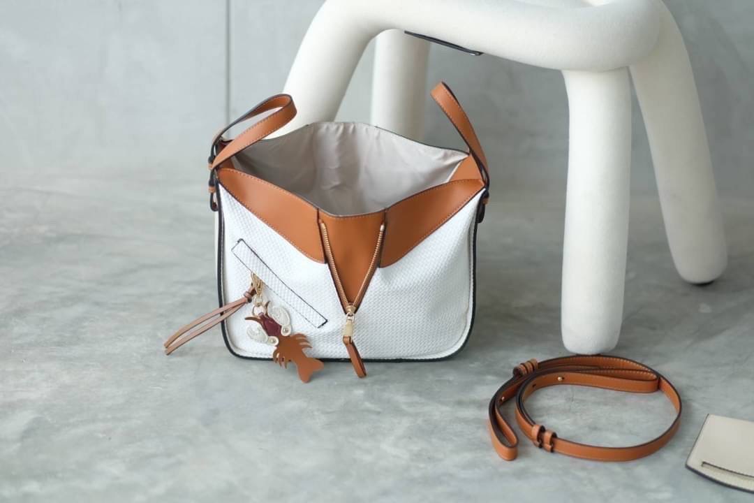 มาอีกรอบละจร้าาา Hammock รุ่นนี้ถามกันไม่เลิก เลยตั้งใจผลิตมาอีกครั้ง สวยๆทุกสี งายดีสวยเนี๊ยบทรงแป๊ะมาก พิเศษ..เลยจร้า แถมฟรี !! ตัวห้อยกุ้งน้อย เพิ่มความโดดเด่นขึ้นไปอีก ... งานนี้รับรองไม่ผิดหวัง ดีเทลรายละเอียดสวยมาก