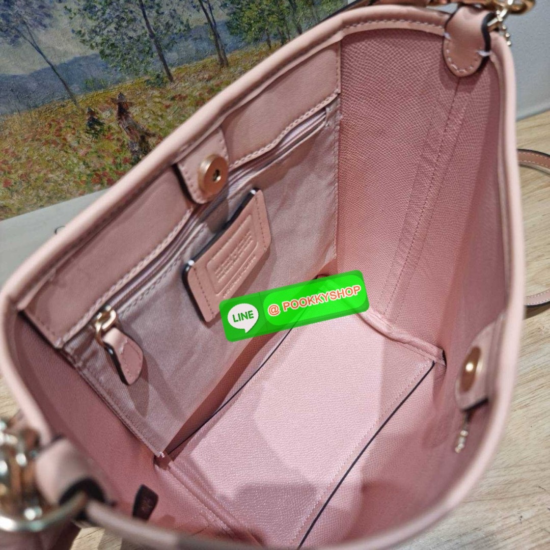 🔆 Model COACH CU394 COACH x OBSERVED BY US CITY BUCKET BAG IN SIGNATURE CANVAS 🔆 Details ใหม่! กระเป๋าสะพายทรงบัคเก็ต ดีไซน์รูปทรงคลาสสิค อินกับกระแสสุดๆ ตกแต่งลวดลายให้น่าใช้ขึ้น และยังมีกระดุมแม่เหล็กปิดปากกันของหล่น มาพร้อมสายสะพายถึง 2