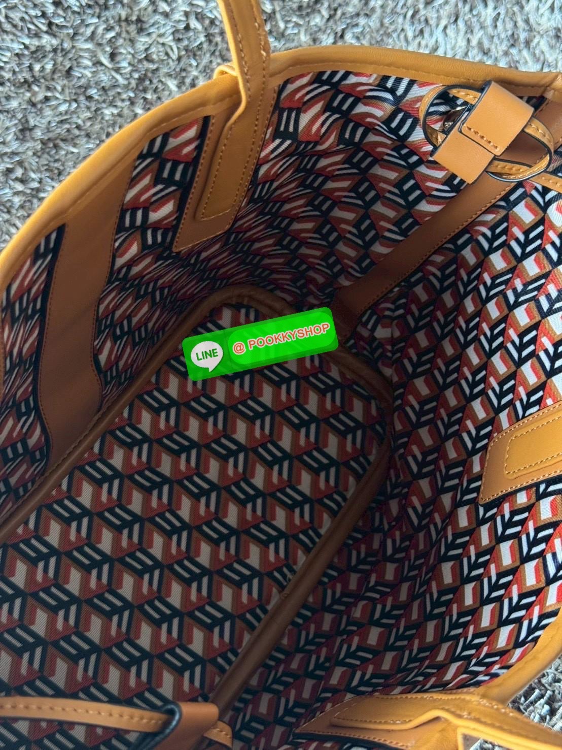 Mcm Liz Reversible Shopper in Visetos ขึ้นชื่อว่าเป็นกระเป๋าช็อปเปอร์ แน่นอนว่า จะต้องเหมาะสำหรับสาว ๆ ที่ชอบพกสัมภาระเยอะ ซึ่งรุ่นนี้ไม่ใช่แค่เพียงให้พื้นที่จุของกว้างขวางเท่านั้น แต่ยังออกแบบดีไซน์และรูปทรงให้มีความยืดหยุ่น มีหูรูดด้านข้างที่สามารถปรับร